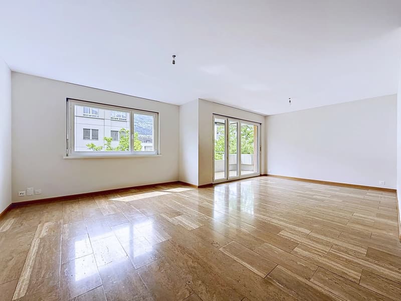 Geräumige 6.5-Zimmer-Wohnung mit Balkon und schöner Helligkeit in Sion (2)