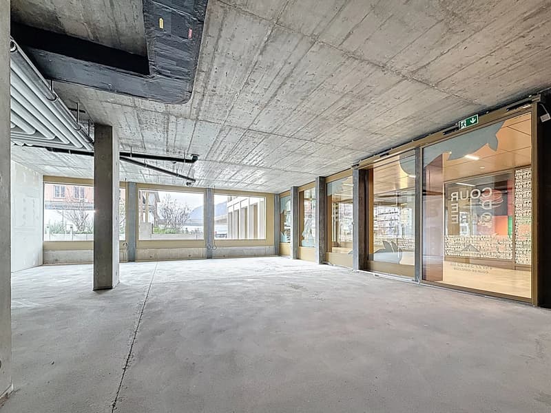 FOR RENT - Prime location - Arcade 142.22 m² on the Train Station Square (Sion) (5)