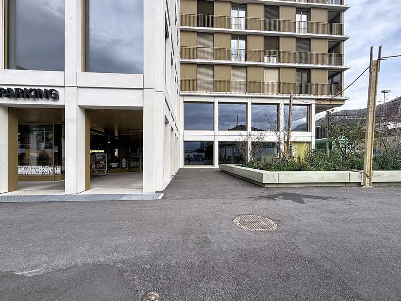 FOR RENT - Prime location - Arcade 142.22 m² on the Train Station Square (Sion) (2)