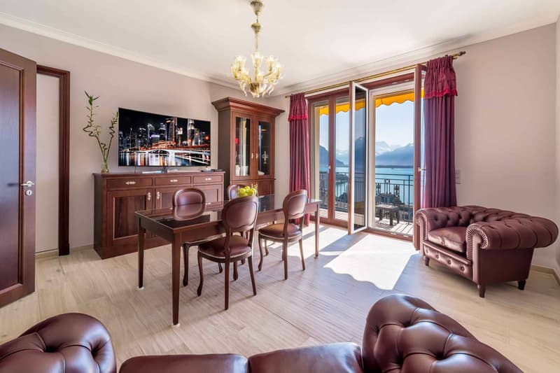 Salon / salle à manger avec accès sur un balcon