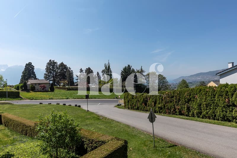 Exklusiv! Geräumige 3.5-Zimmer-Wohnung mit Balkon und freier Sicht auf den See in Chernex / Montreux zu verkaufen (2)