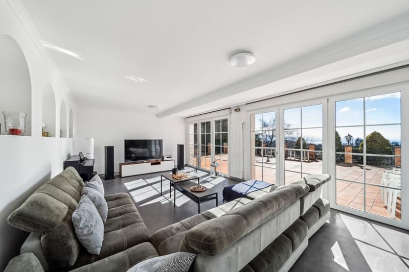 Large family property in a residential area (2)