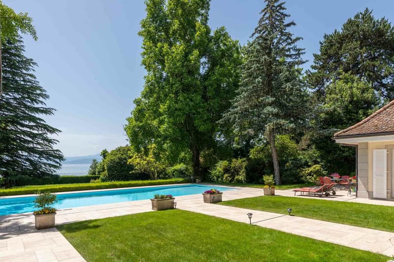 Rare and exclusive property with feet in the water (10)