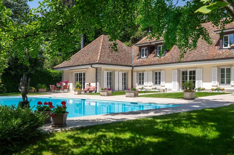 Rare and exclusive property with feet in the water (11)