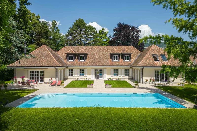 Rare and exclusive property with feet in the water (1)