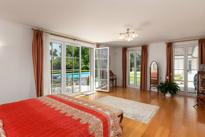 Rare and exclusive property with feet in the water (13)