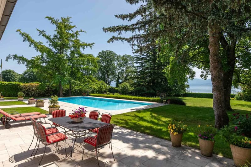 Rare and exclusive property with feet in the water (3)