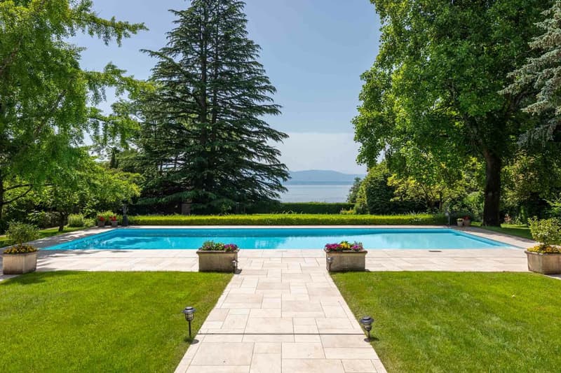 Rare and exclusive property with feet in the water (2)