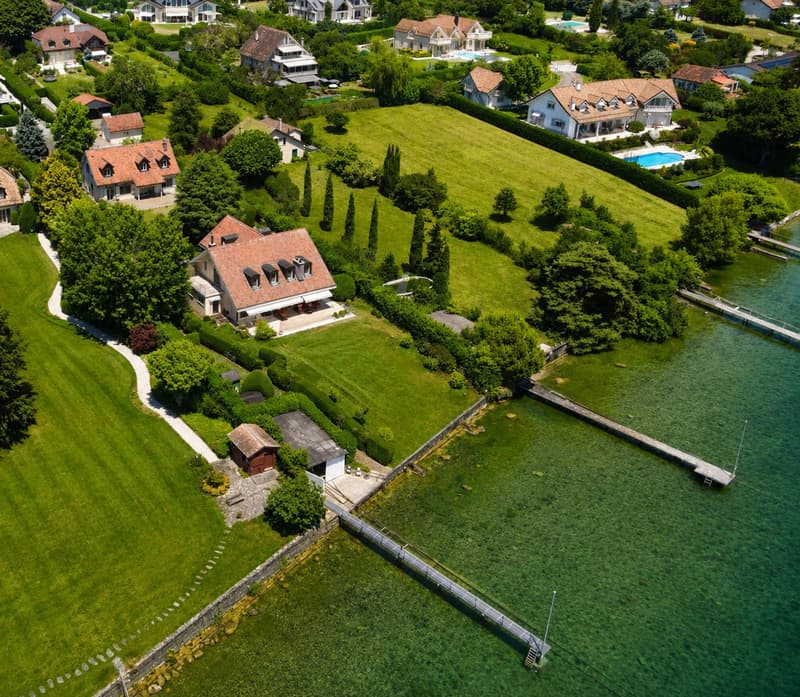 Une propriété unique composée de deux villas avec accès privatif au la (2)