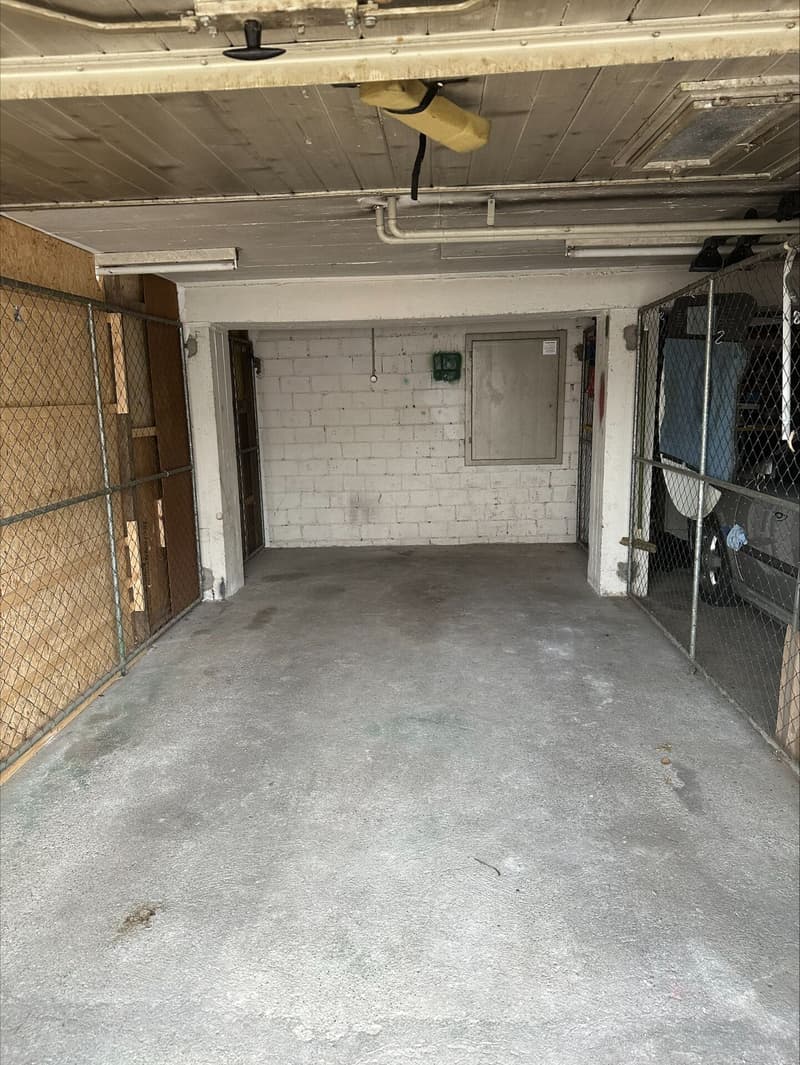 Garagenbox mit viel Stauraum und/oder Aussenparkplatz zu vermieten (2)