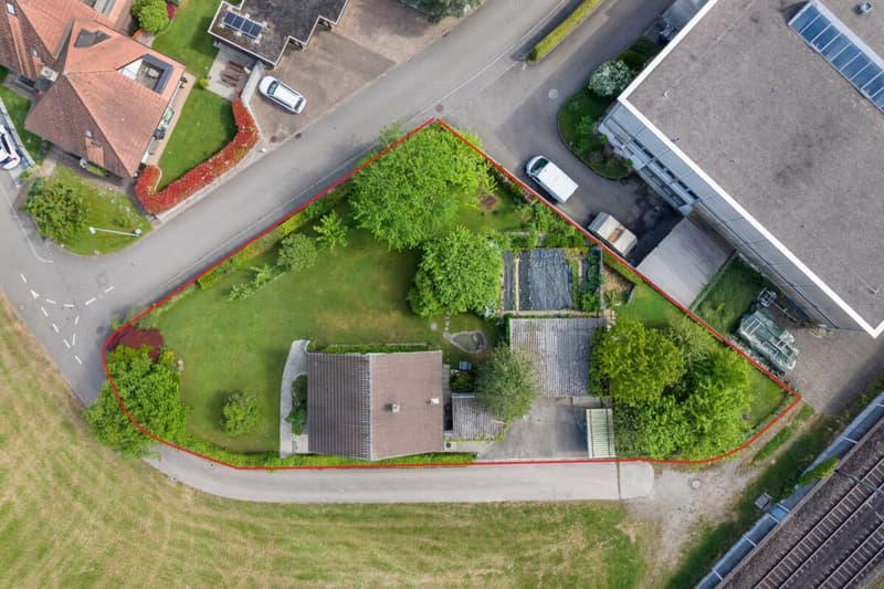Beautifully located, 1'208 m2 large and fully developed building land with old property (1)