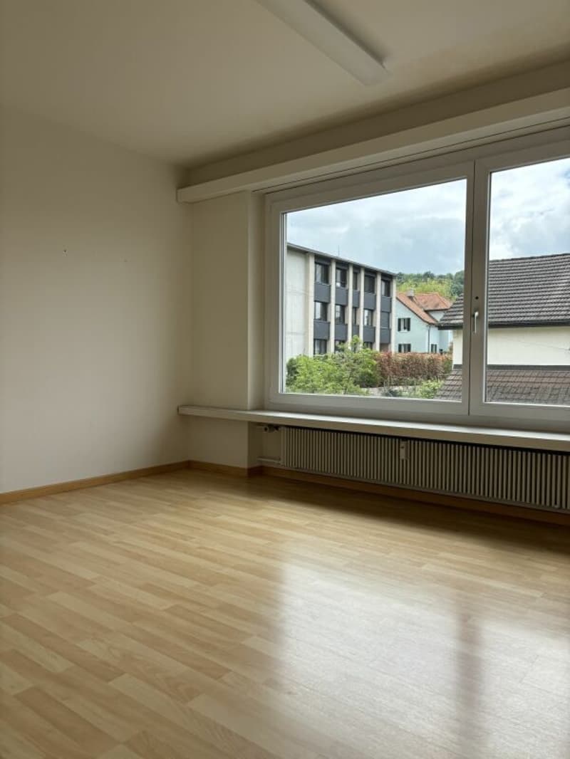 Bright 4-room apartment with sunny balcony in quiet residential area (3)