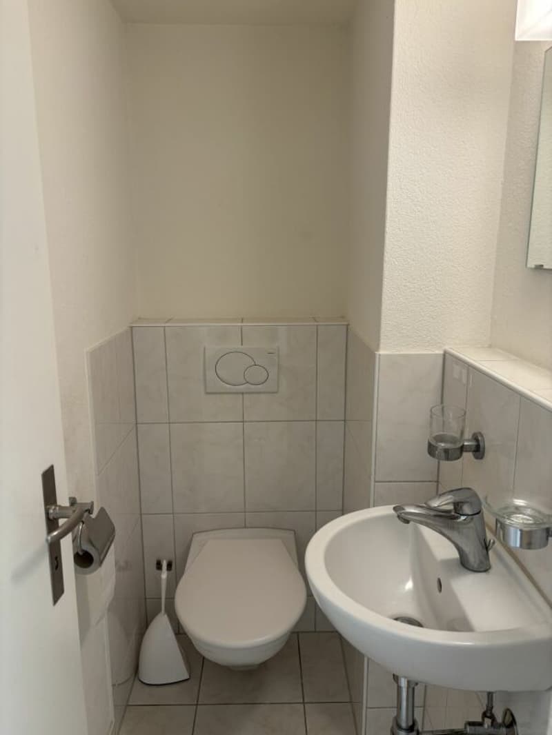 Bright 4-room apartment with sunny balcony in quiet residential area (7)