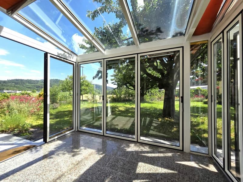 Appartement de 3,5 pièces au rez-de-chaussée situé dans un endroit calme avec un jardin charmant et une vue sur les environs verts (2)