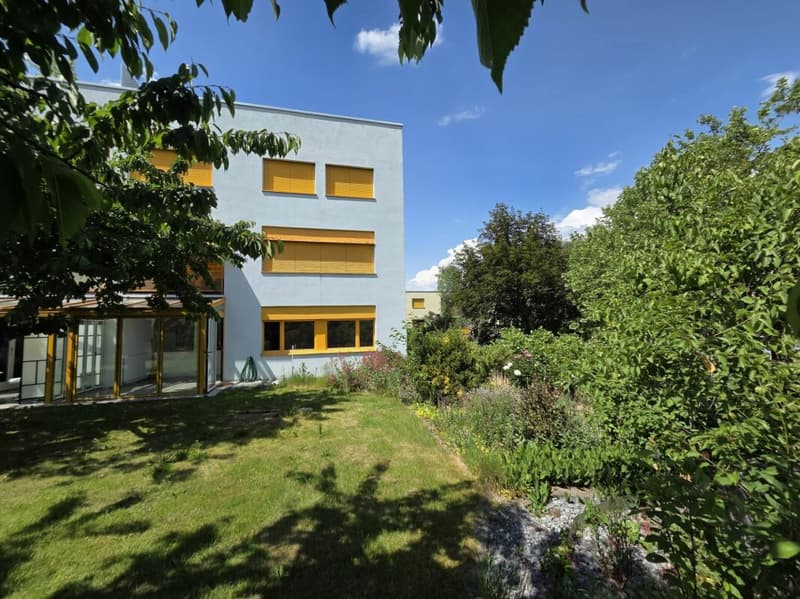 Appartement de 3,5 pièces au rez-de-chaussée situé dans un endroit calme avec un jardin charmant et une vue sur les environs verts (11)