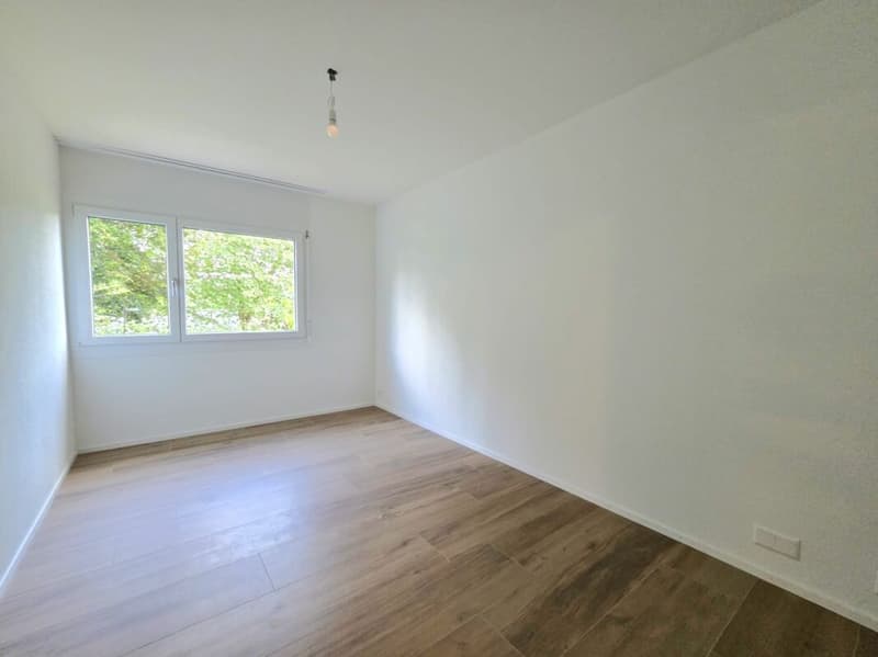 Appartement de 3,5 pièces au rez-de-chaussée situé dans un endroit calme avec un jardin charmant et une vue sur les environs verts (7)