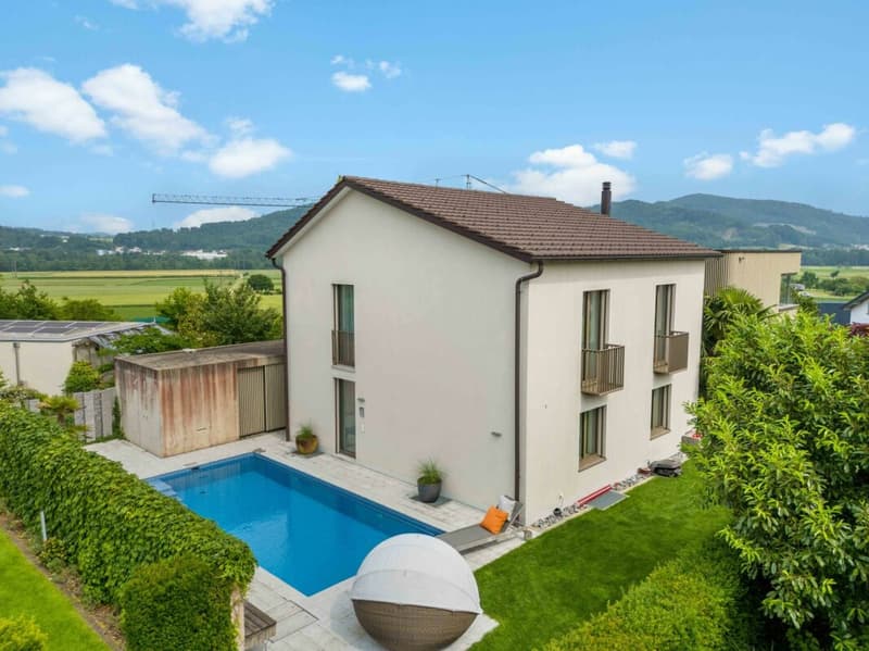 Luxurious 6.5-room villa with a beautiful garden, pool, and Koi pond (2)
