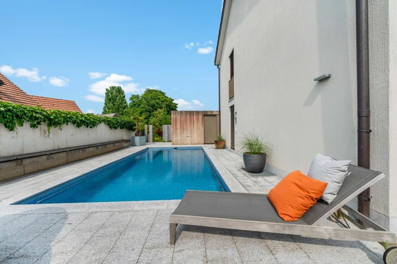 Luxurious 6.5-room villa with a beautiful garden, pool, and Koi pond (3)