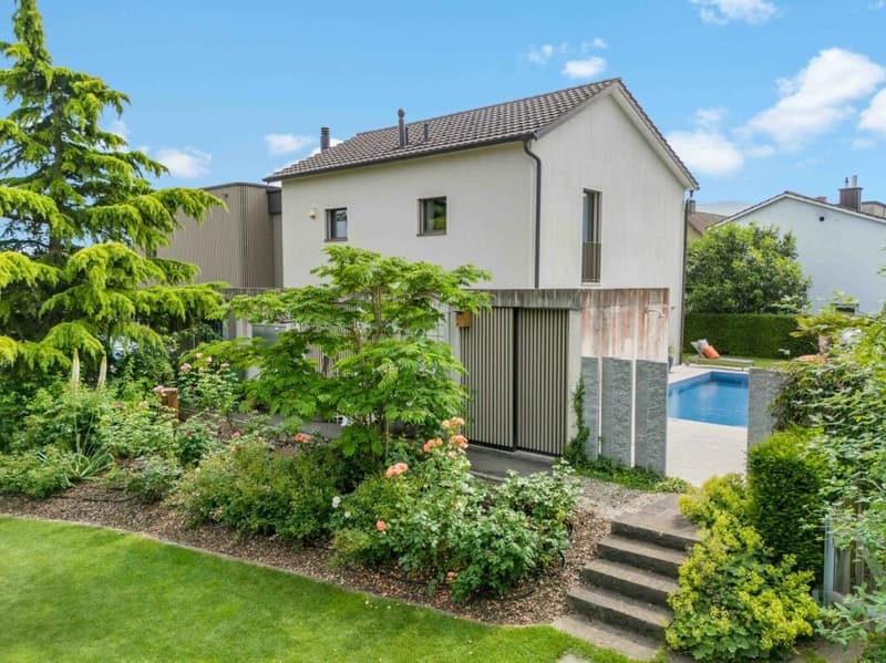 Luxurious 6.5-room villa with a beautiful garden, pool, and Koi pond (21)