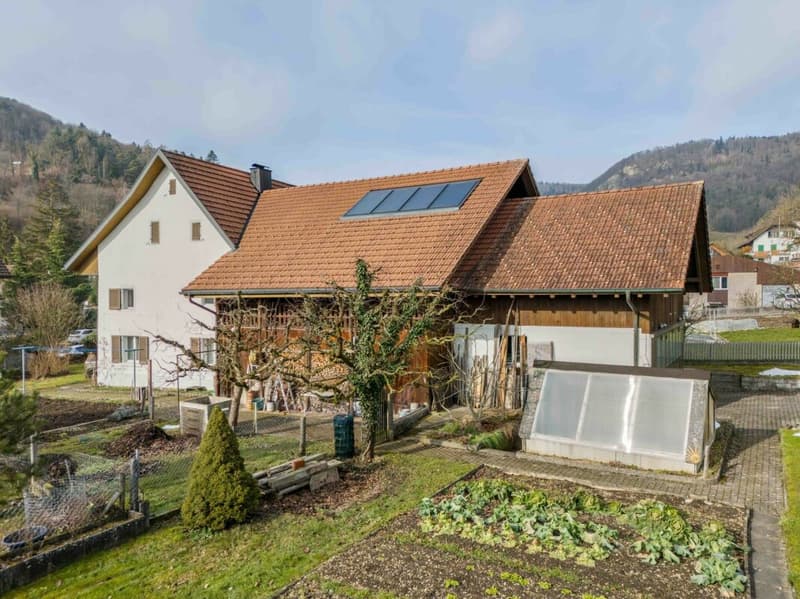 Casa con due appartamenti di 2,5 locali e potenziale di sviluppo nel centro del villaggio tranquillo di Remigen (2)