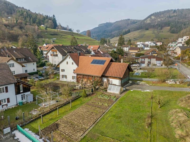 Casa con due appartamenti di 2,5 locali e potenziale di sviluppo nel centro del villaggio tranquillo di Remigen (1)