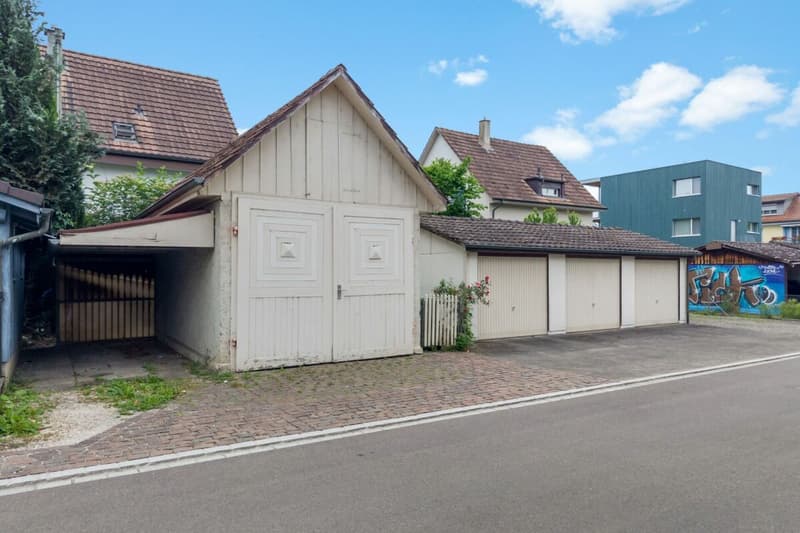 Very beautiful, central two-family house in a quiet, preferred residential area with separate garage plot (3)