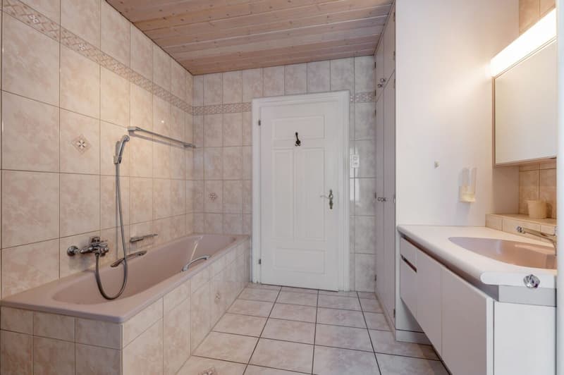 Very beautiful, central two-family house in a quiet, preferred residential area with separate garage plot (16)