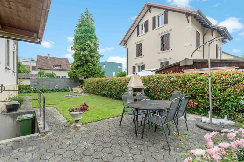 Very beautiful, central two-family house in a quiet, preferred residential area with separate garage plot (22)