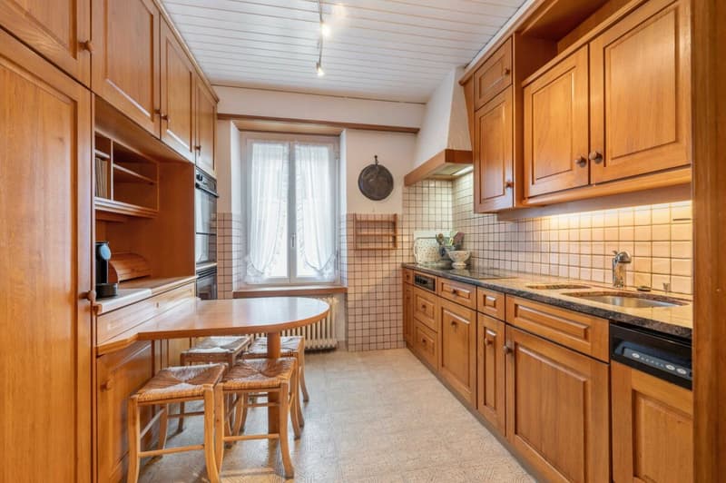 Very beautiful, central two-family house in a quiet, preferred residential area with separate garage plot (13)