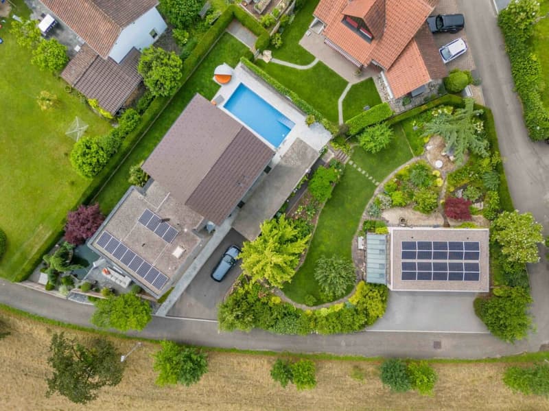 Architektonisches Unikat mit Pool, Liftanlage, vielseitigem Garten und sechs Autoabstellplätzen (1)