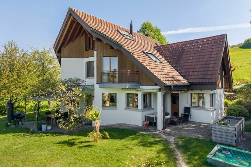 Freistehendes 6.5-Zimmer-Einfamilienhaus am Siedlungsrand mit viel Privatsphäre und herrlichem Weitblick ins Mettauertal (1)