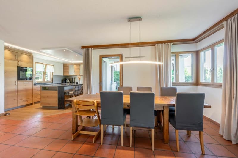 Freistehendes 6.5-Zimmer-Einfamilienhaus am Siedlungsrand mit viel Privatsphäre und herrlichem Weitblick ins Mettauertal (6)