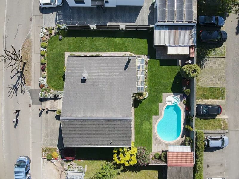 Living with a holiday feeling: single-family house with pool and winter garden (1)