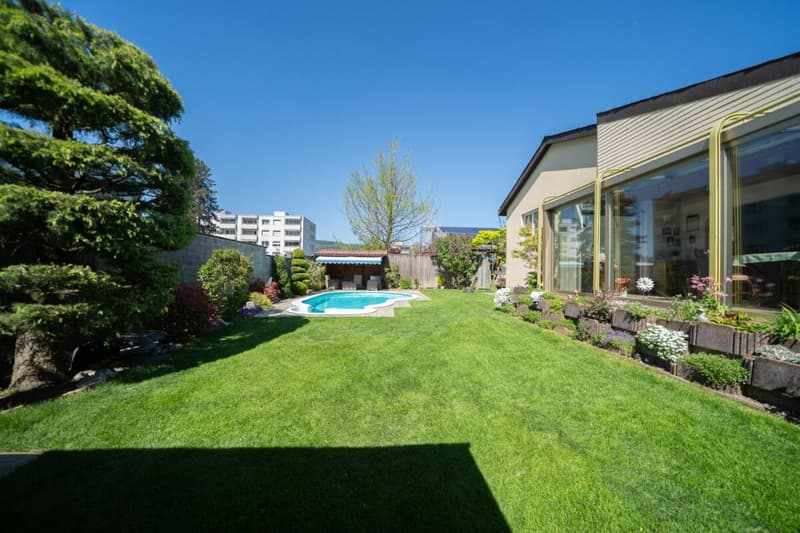 Living with a holiday feeling: single-family house with pool and winter garden (5)