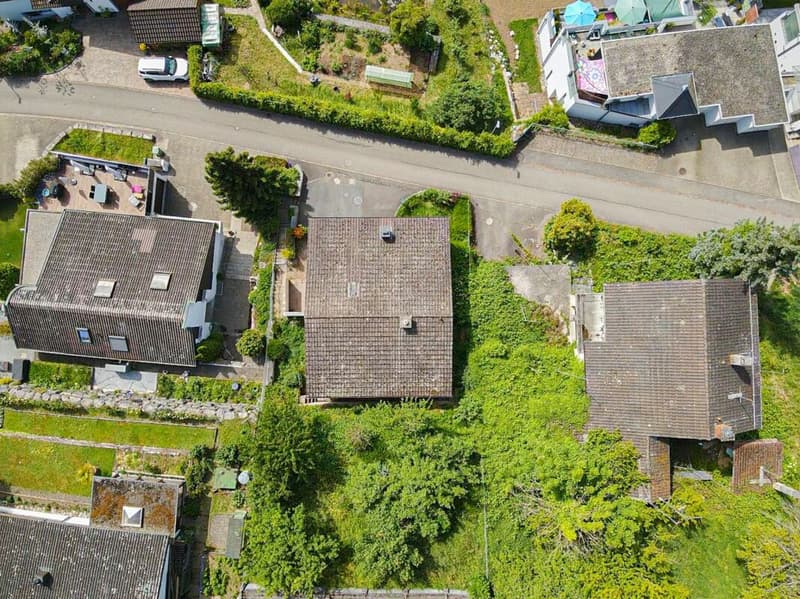 Vivre avec une vue : Charmante maison unifamiliale dans un emplacement surélevé (2)