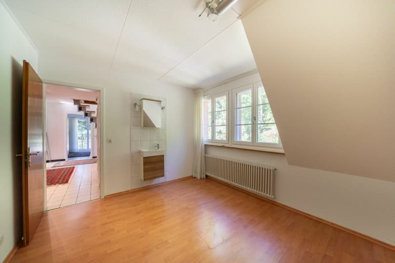 Grosszügiges Zweifamilienhaus mit Gartenparadies und Potenzial (11)