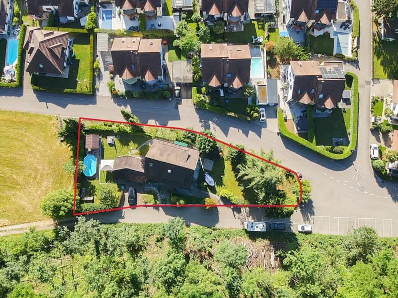 Grosszügiges Zweifamilienhaus mit Gartenparadies und Potenzial (1)