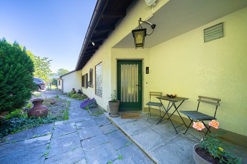 Grosszügiges Zweifamilienhaus mit Gartenparadies und Potenzial (3)