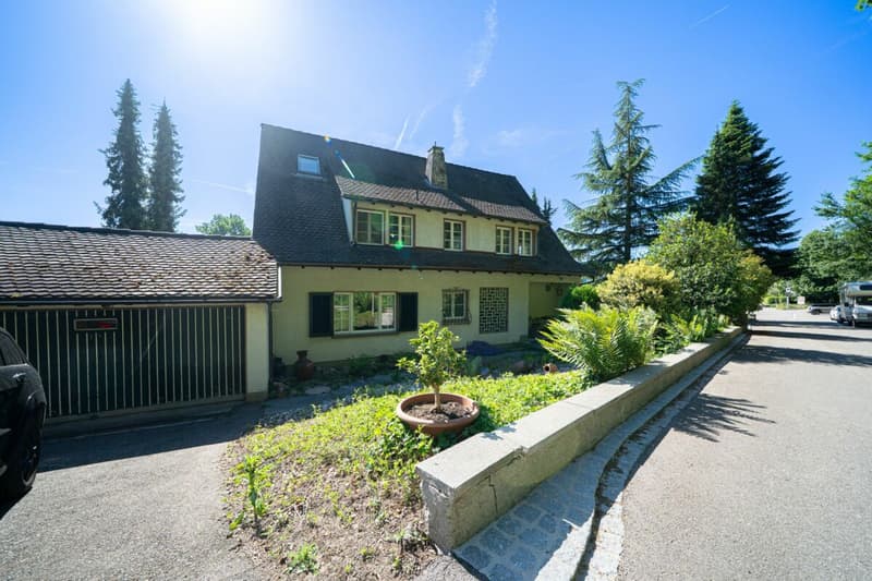 Grosszügiges Zweifamilienhaus mit Gartenparadies und Potenzial (2)