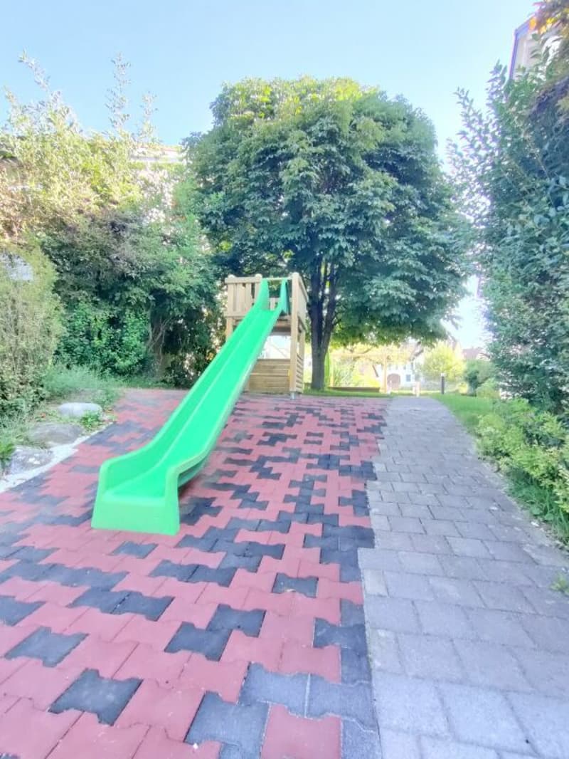 Bright 5.5 room apartment with private laundry room! (4)