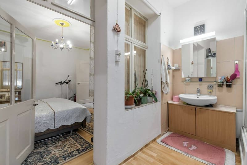 Renovation-requiring multi-family house with various usage possibilities (10)