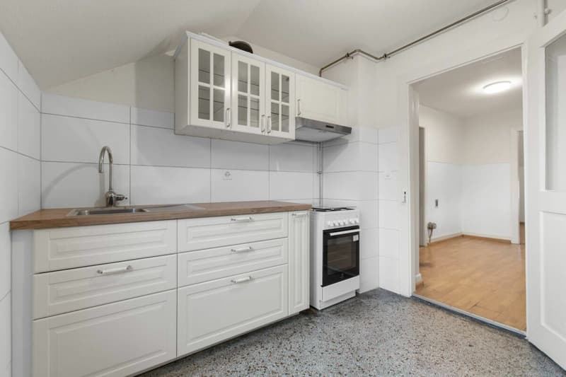 Renovation-requiring multi-family house with various usage possibilities (13)