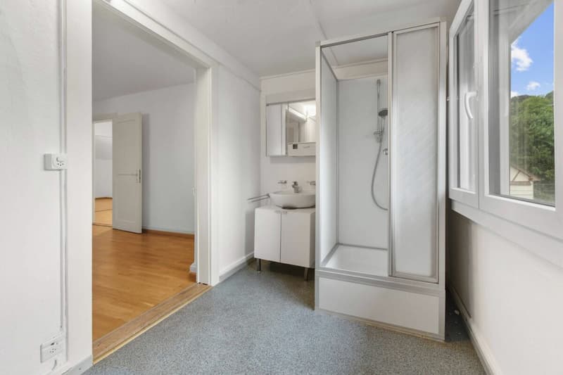 Renovation-requiring multi-family house with various usage possibilities (14)