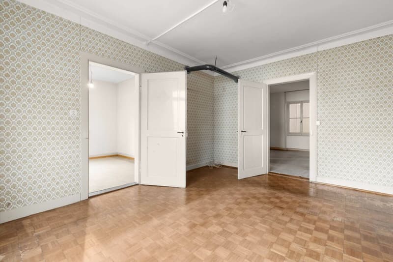 Renovation-requiring multi-family house with various usage possibilities (4)