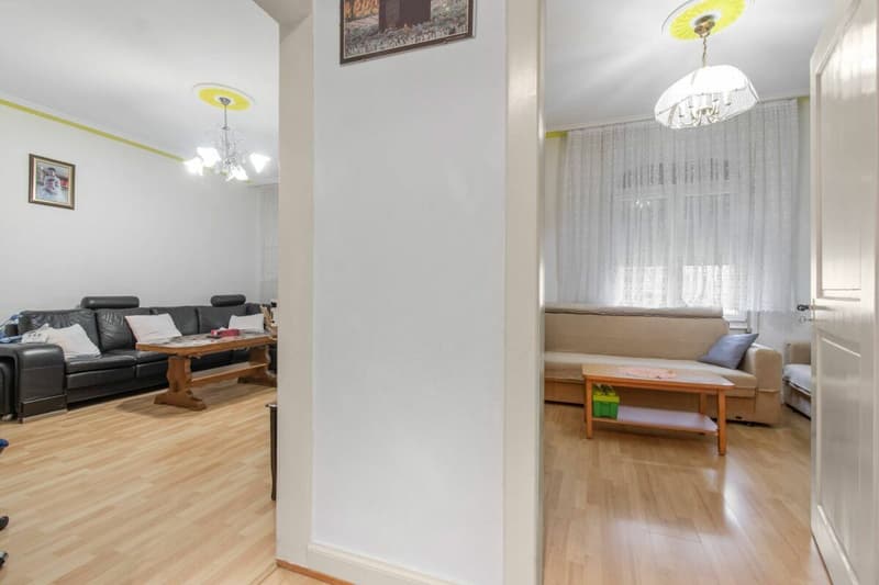 Renovation-requiring multi-family house with various usage possibilities (8)