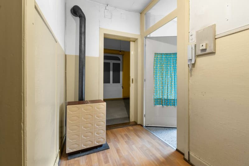 Renovation-requiring multi-family house with various usage possibilities (9)