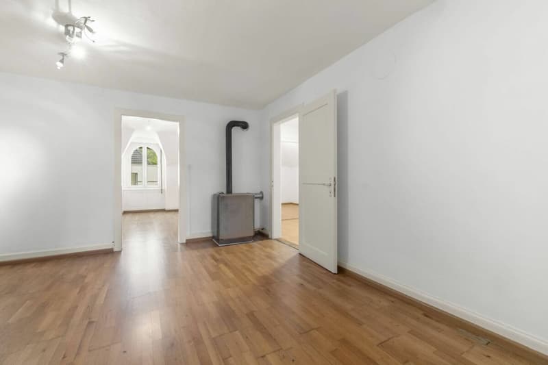 Renovation-requiring multi-family house with various usage possibilities (12)