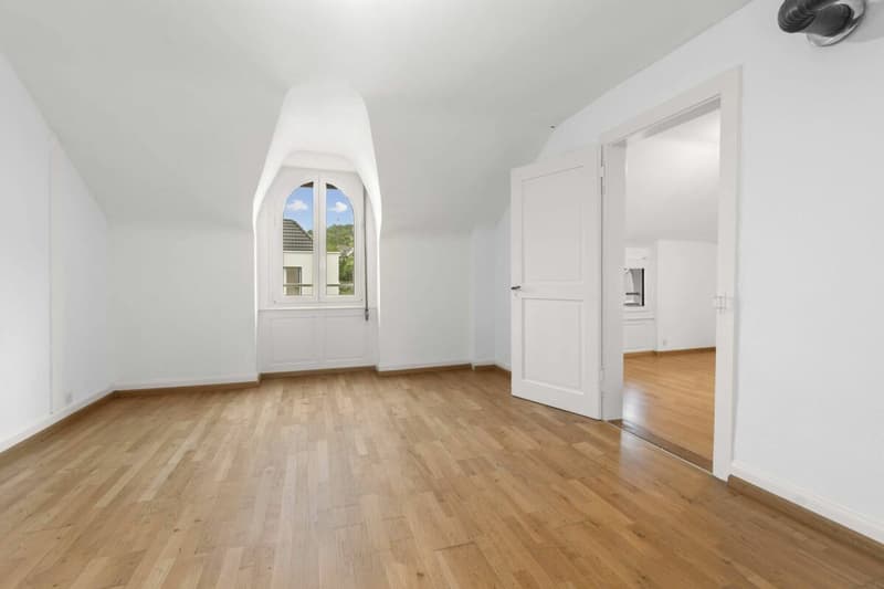 Renovation-requiring multi-family house with various usage possibilities (11)