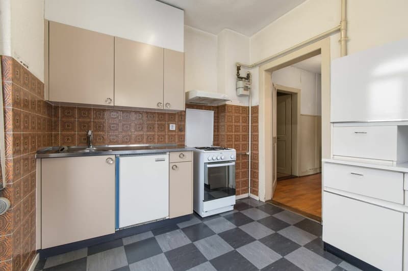 Renovation-requiring multi-family house with various usage possibilities (7)