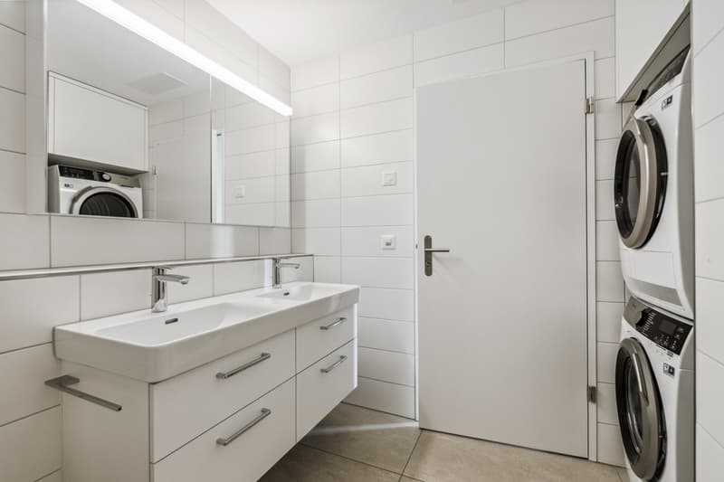 Badezimmer mit Badewanne + WM/TU